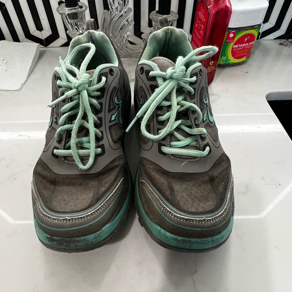 Stylish Athletic Shoes in Gray and Teal